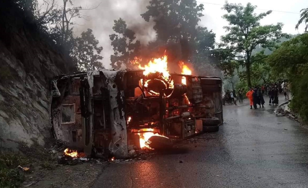 कञ्चनपुरबाट काठमाडौंका लागि छुटेको बस पल्टिँदा आगलागी, ३३ जना घाइते ६ जनाको अबस्था गम्भिर